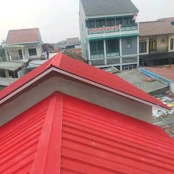 Atap spandek merah terpasang pada sebuah bangunan