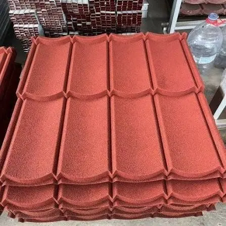Tumpukan genteng metal pasir warna merah