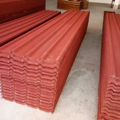 Tumpukan panjang atap spandek merah