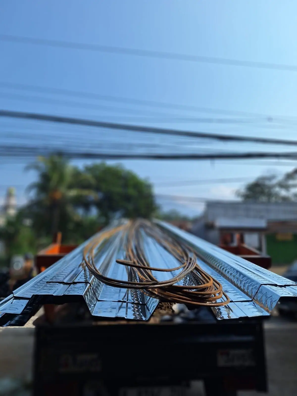 Bondek dan besi di atas bak truk siap kirim